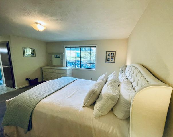 2446 Heritage Way, Medford, OR 97504