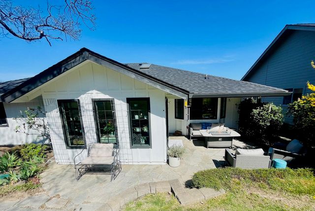 2446 Heritage Way, Medford, OR 97504