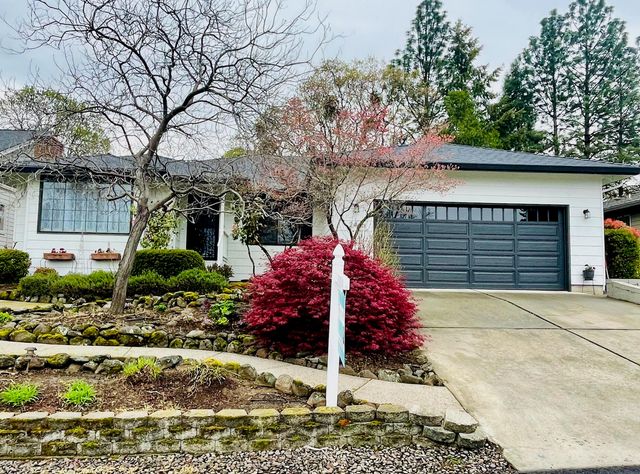 2446 Heritage Way, Medford, OR 97504