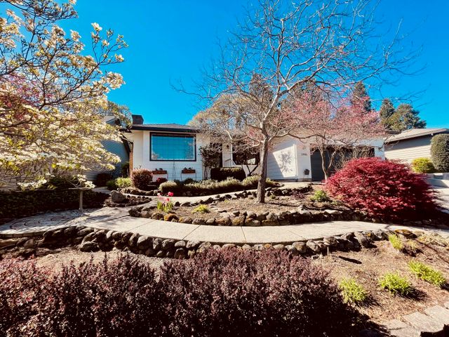 2446 Heritage Way, Medford, OR 97504