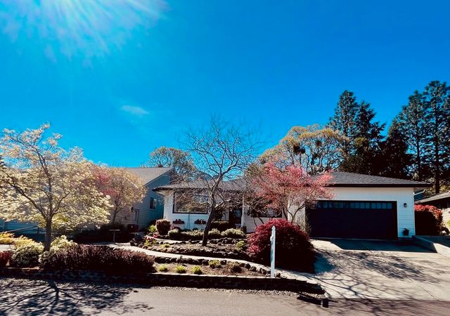 2446 Heritage Way, Medford, OR 97504
