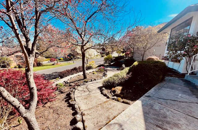 2446 Heritage Way, Medford, OR 97504