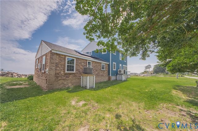 154 Riverside Dr, Deltaville, VA 23043