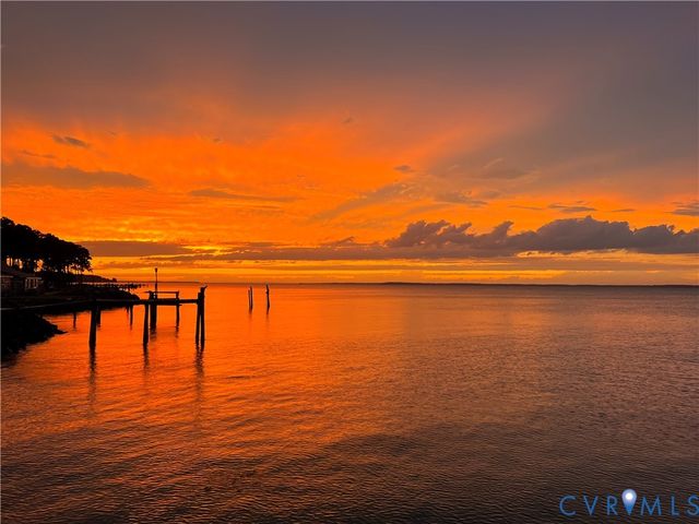 154 Riverside Dr, Deltaville, VA 23043