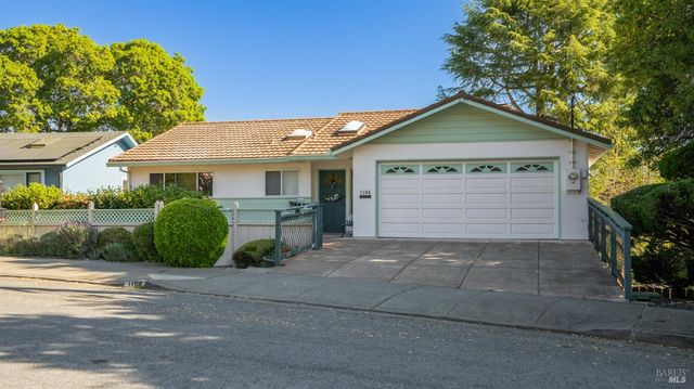 1104 Birch Dr, Petaluma, CA 94952