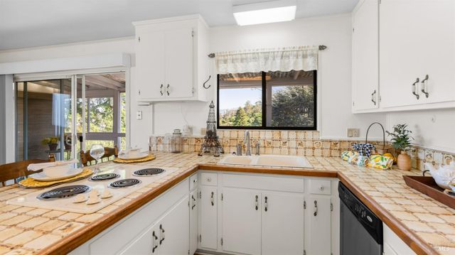 1104 Birch Dr, Petaluma, CA 94952