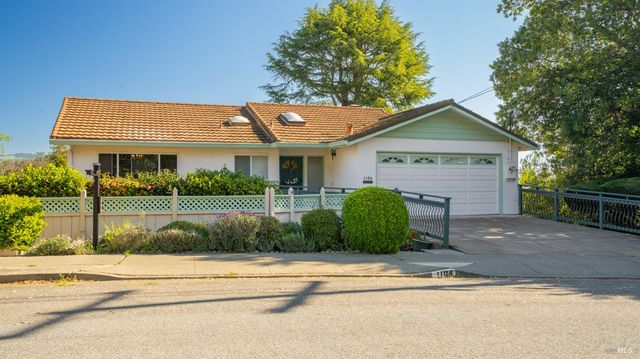 1104 Birch Dr, Petaluma, CA 94952