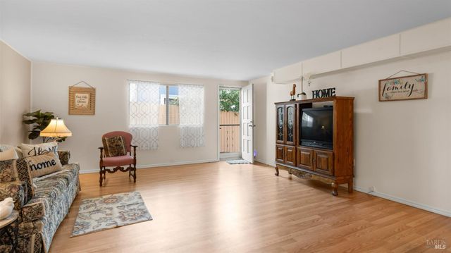 1104 Birch Dr, Petaluma, CA 94952