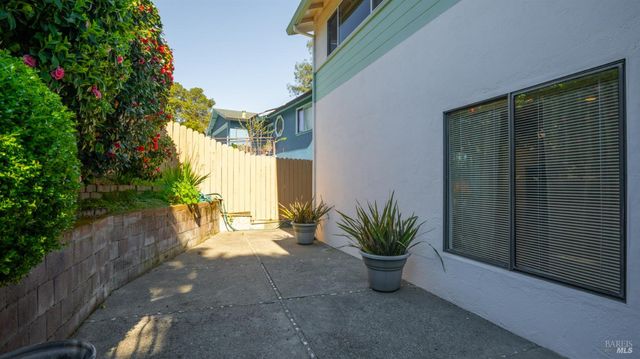 1104 Birch Dr, Petaluma, CA 94952