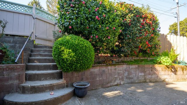 1104 Birch Dr, Petaluma, CA 94952