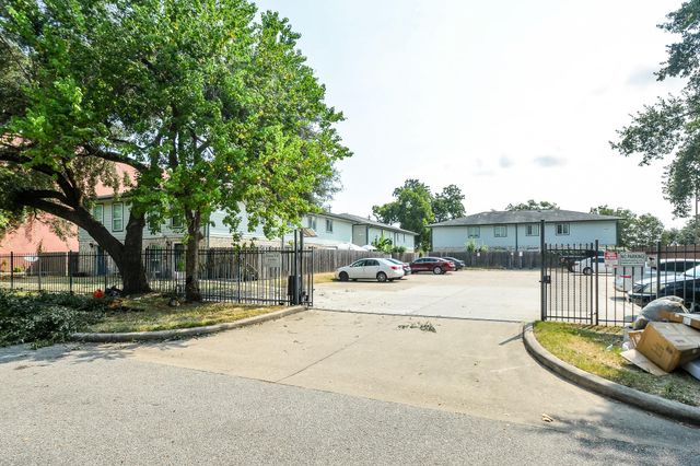 1116 Murrayhill Drive 8, Houston, TX 77043