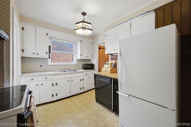 9864 Quandt Avenue, Allen Park, MI 48101