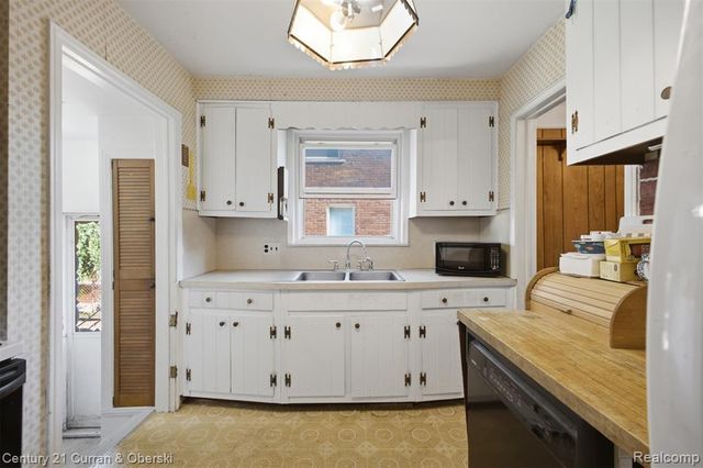 9864 Quandt Avenue, Allen Park, MI 48101