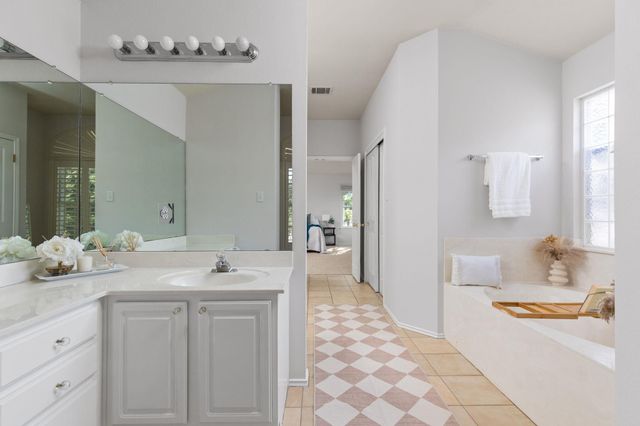 8017 Luling LN, Austin, TX 78729