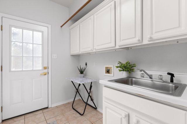 8017 Luling LN, Austin, TX 78729