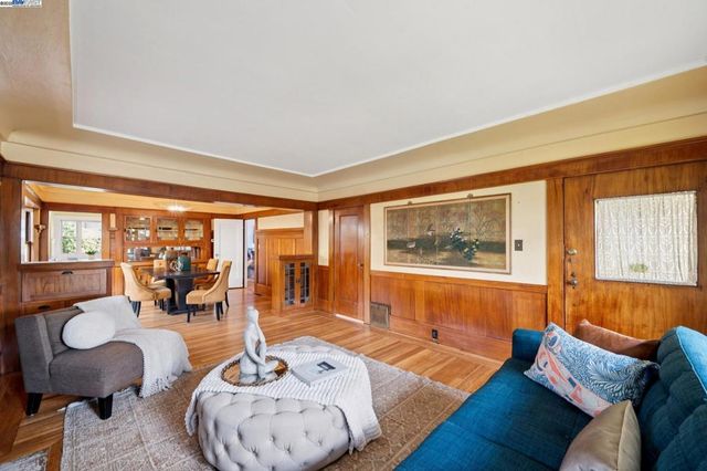 1542 Broadway, Alameda, CA 94501