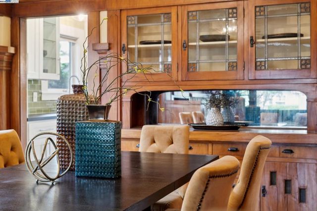 1542 Broadway, Alameda, CA 94501