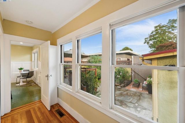 1542 Broadway, Alameda, CA 94501