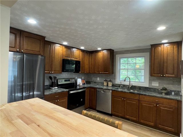 24 Carriage Court, Pittsford, NY 14534