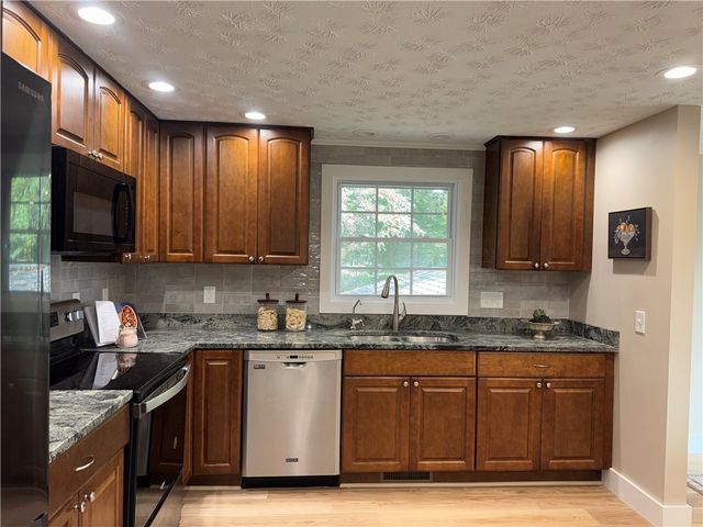 24 Carriage Court, Pittsford, NY 14534