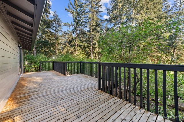 136 Rainier Acres Road SE, Rainier, WA 98576