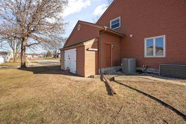 1037 Brookview Drive, Dewitt, IA 52742