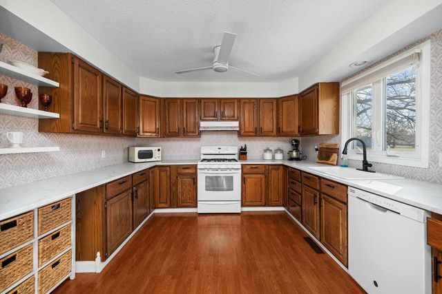 1037 Brookview Drive, Dewitt, IA 52742