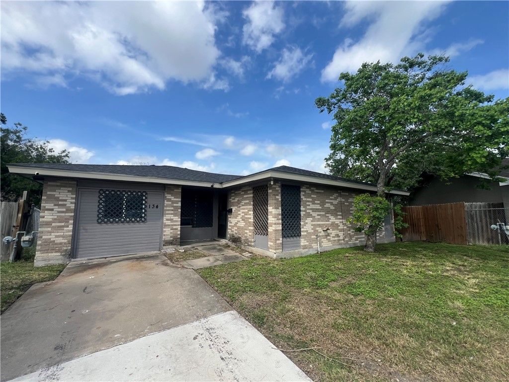 134 Green Trail Dr, Corpus Christi, TX 78405