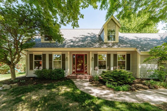 W275N2650 Chicory LANE, Pewaukee, WI 53072