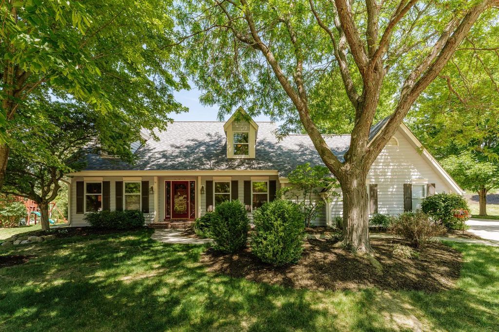 W275N2650 Chicory LANE, Pewaukee, WI 53072