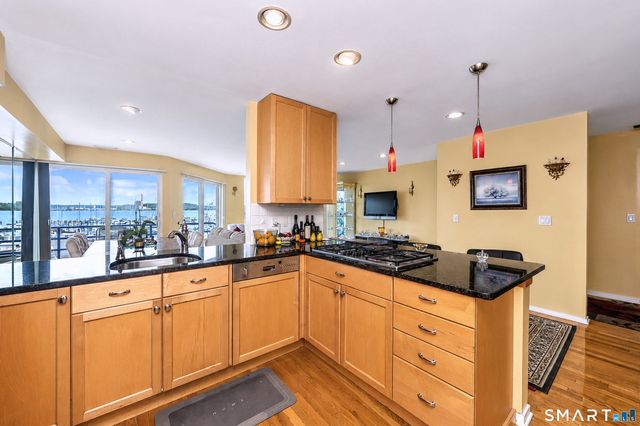 10 Harbour Close 10, New Haven, CT 06405