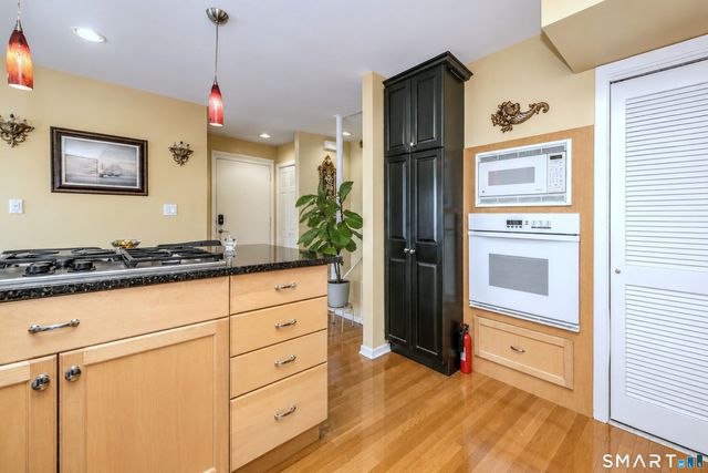 10 Harbour Close 10, New Haven, CT 06405