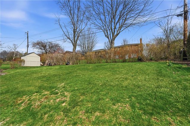 1243 Lakemont Dr, Mt Lebanon, PA 15243