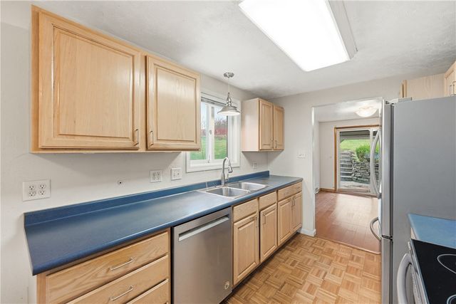 1243 Lakemont Dr, Mt Lebanon, PA 15243