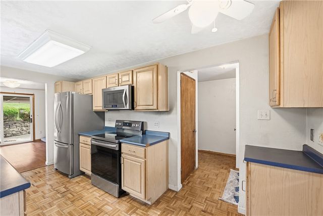 1243 Lakemont Dr, Mt Lebanon, PA 15243