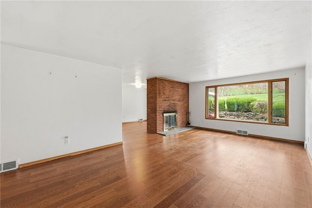 1243 Lakemont Dr, Mt Lebanon, PA 15243
