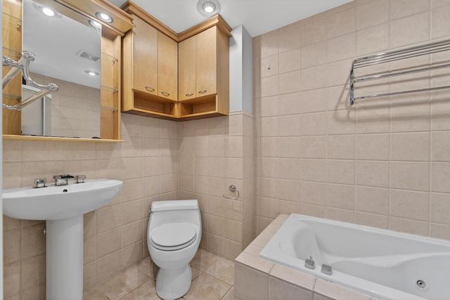 807 Wahner PLACE, Bayside, WI 53217