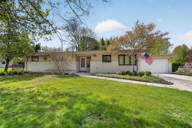 807 Wahner PLACE, Bayside, WI 53217