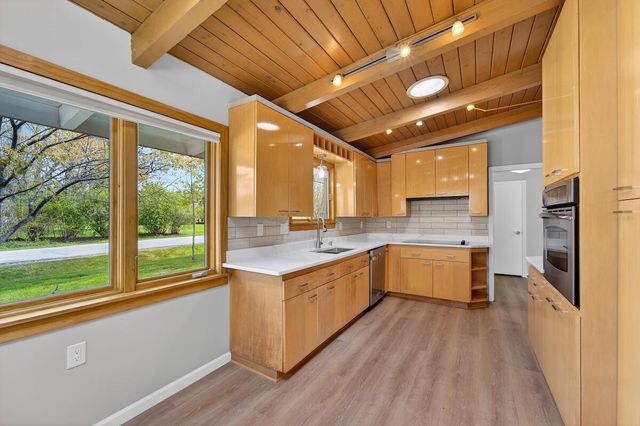 807 Wahner PLACE, Bayside, WI 53217