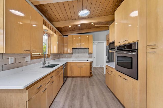 807 Wahner PLACE, Bayside, WI 53217
