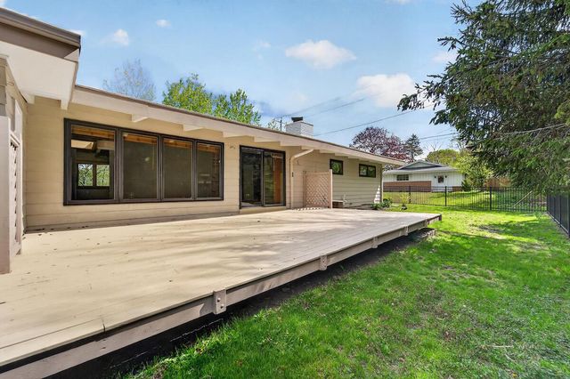 807 Wahner PLACE, Bayside, WI 53217