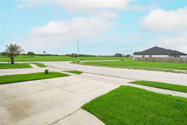 107 Prestwick Dr, Portland, TX 78374