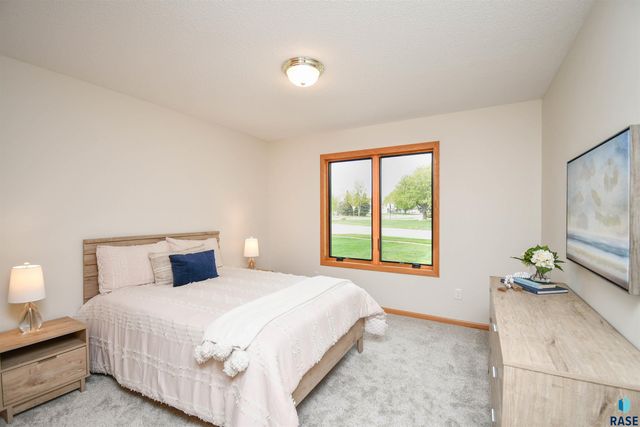 6915 W Westminster Dr Drive, Sioux Falls, SD 57106
