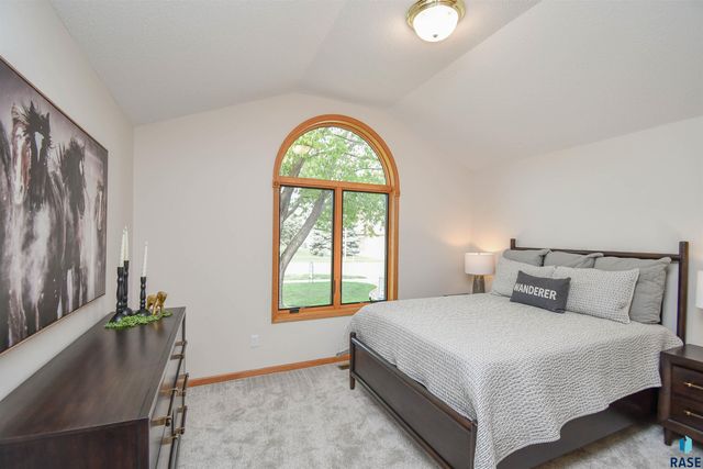 6915 W Westminster Dr Drive, Sioux Falls, SD 57106