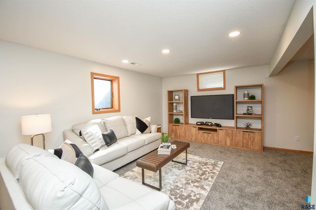6915 W Westminster Dr Drive, Sioux Falls, SD 57106