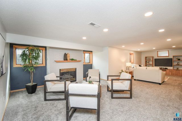 6915 W Westminster Dr Drive, Sioux Falls, SD 57106