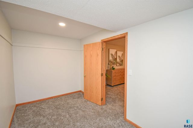 6915 W Westminster Dr Drive, Sioux Falls, SD 57106
