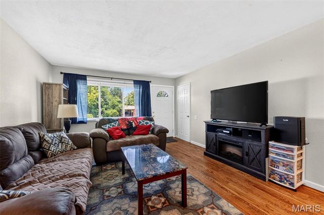 2480 Furlong Lane, Florissant, MO 63033