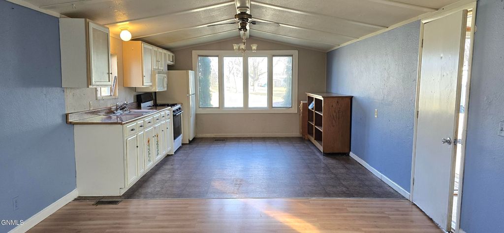 230 Northland Estates, Jamestown, ND 58401 photo 6