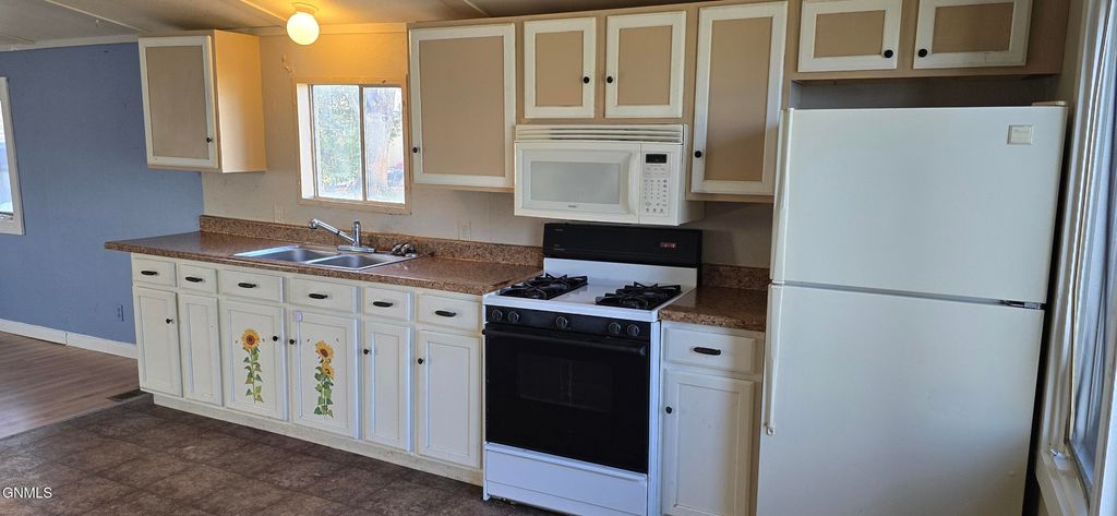 230 Northland Estates, Jamestown, ND 58401 photo 7